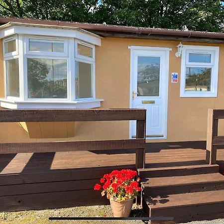 One-Bedroom Chalet Bungalow Uddingston Glasgow Exterior photo