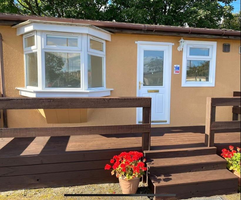 One-Bedroom Chalet Bungalow Uddingston Glasgow Exterior photo